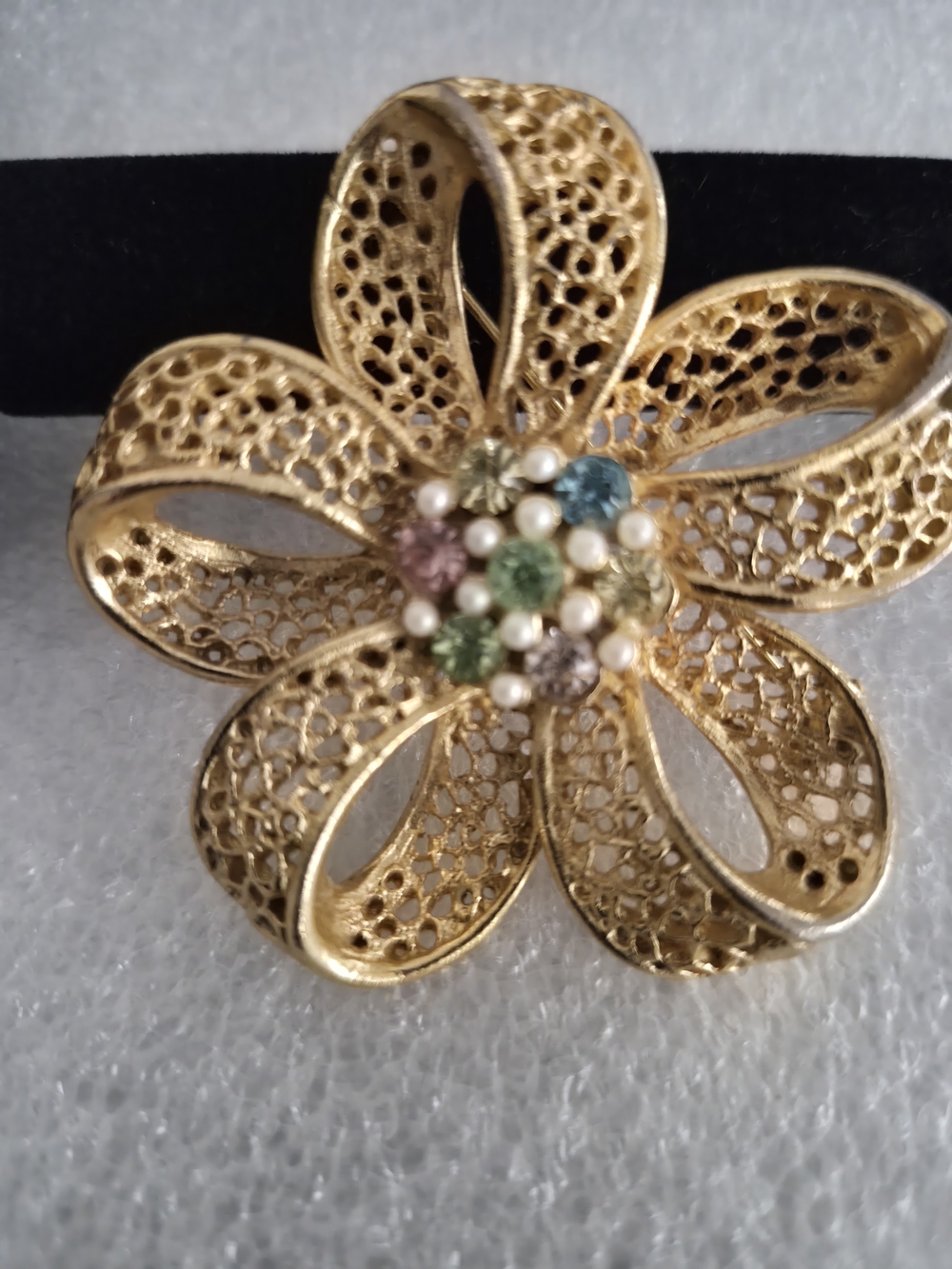 VTG Stamped BSK Gold Tone Flower Brooch w/ Pastel Rhinestones, Faux Pearls.